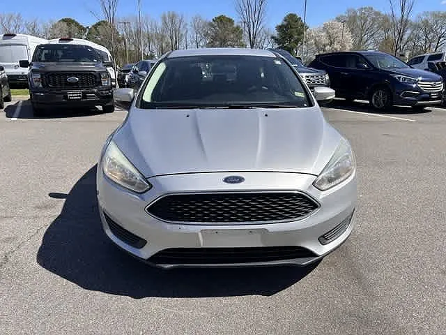 2017 Ford Focus SE image 2