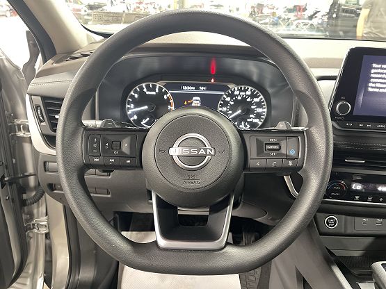 2023 Nissan Rogue SV photo 6