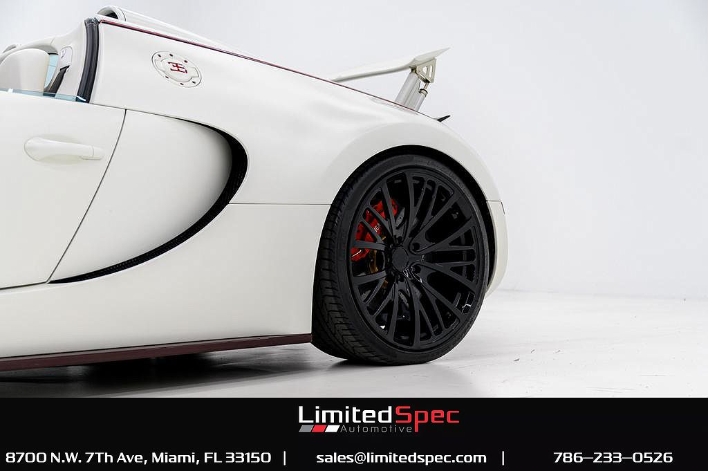 2011 Bugatti Veyron null image 24