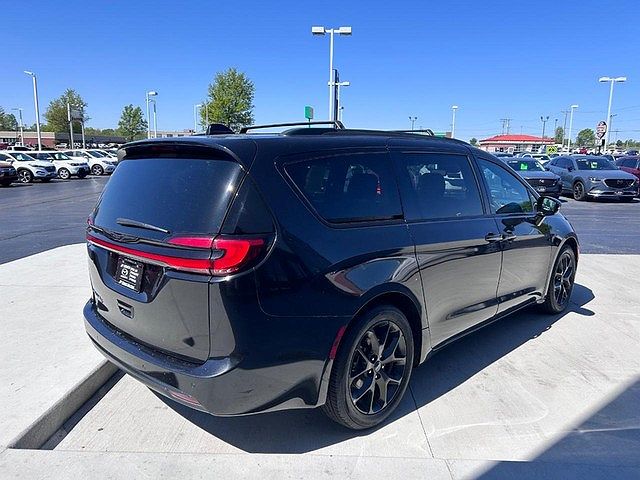 2021 Chrysler Pacifica Touring image 4