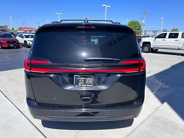 2021 Chrysler Pacifica Touring image 5