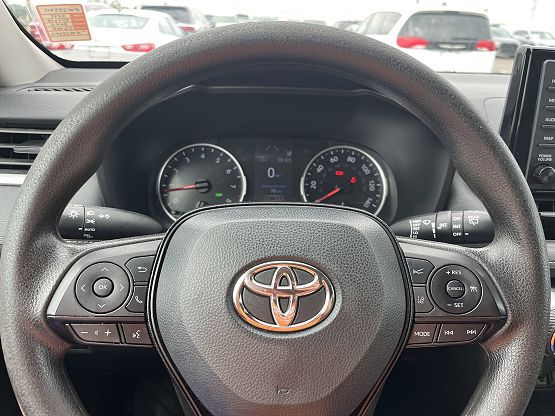 2022 Toyota RAV4 XLE photo 5