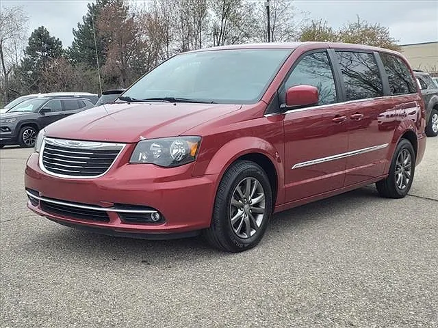 2016 Chrysler Town & Country S image 2