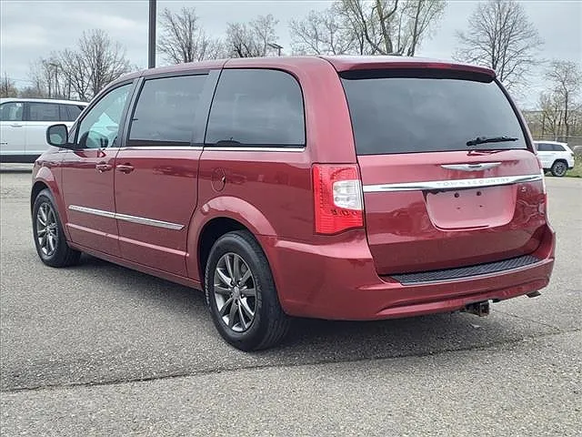 2016 Chrysler Town & Country S image 3