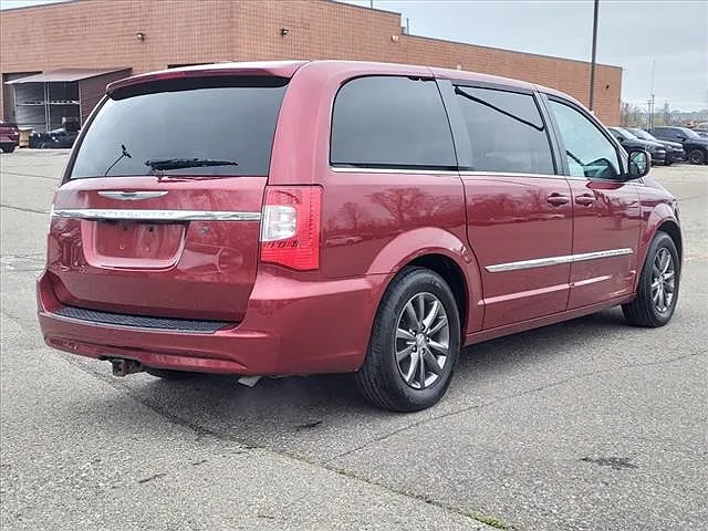 2016 Chrysler Town & Country S image 5