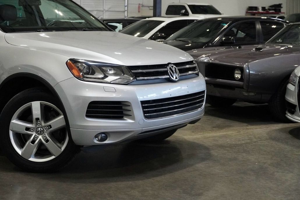 2013 Volkswagen Touareg Luxury image 1