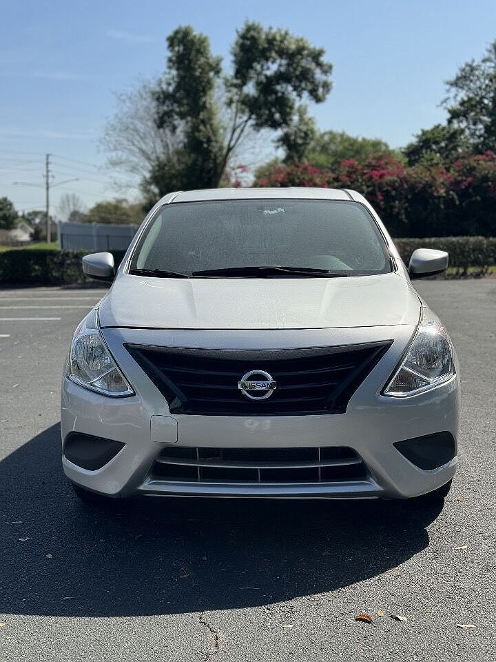2017 Nissan Versa SV image 0