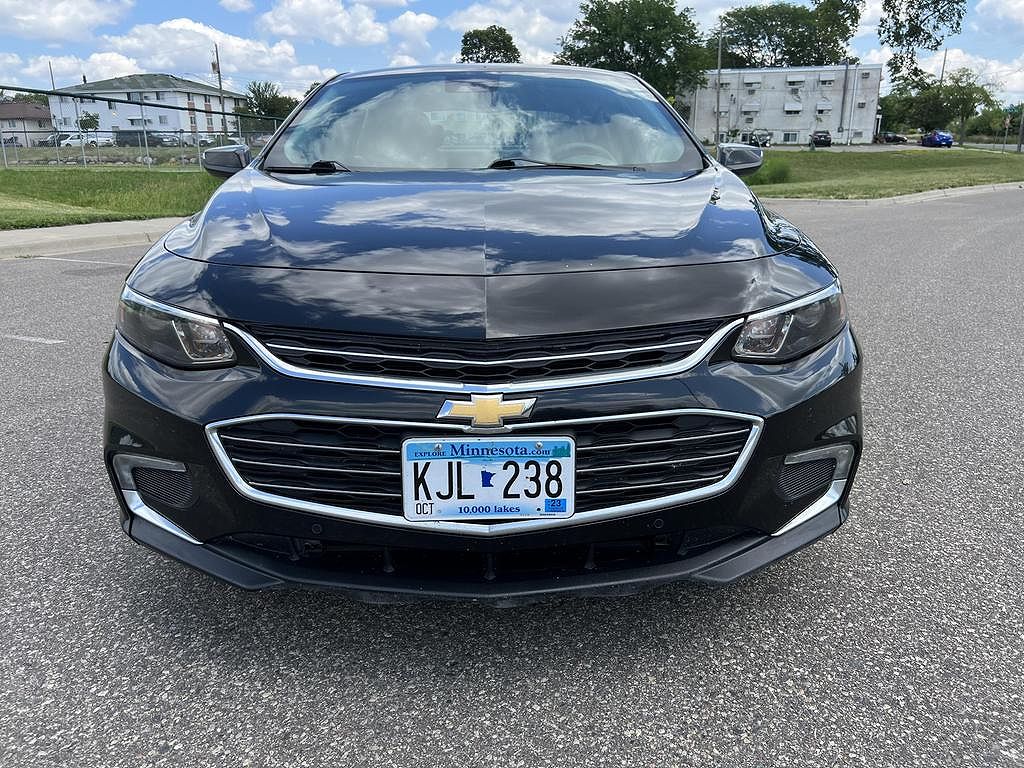 2017 Chevrolet Malibu LT image 3