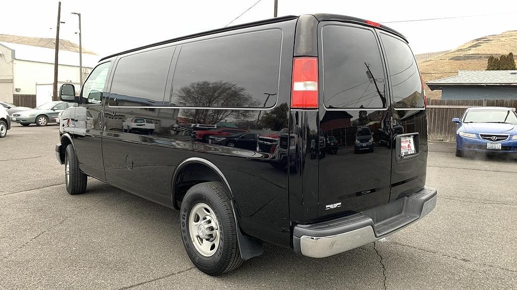 2015 Chevrolet Express 2500 image 2