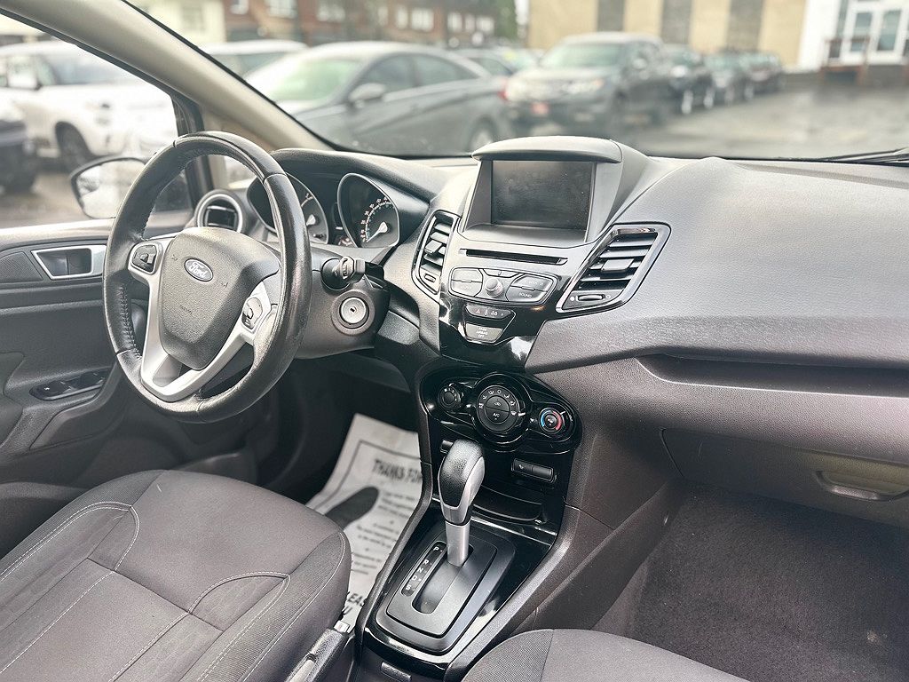 2015 Ford Fiesta SE image 11