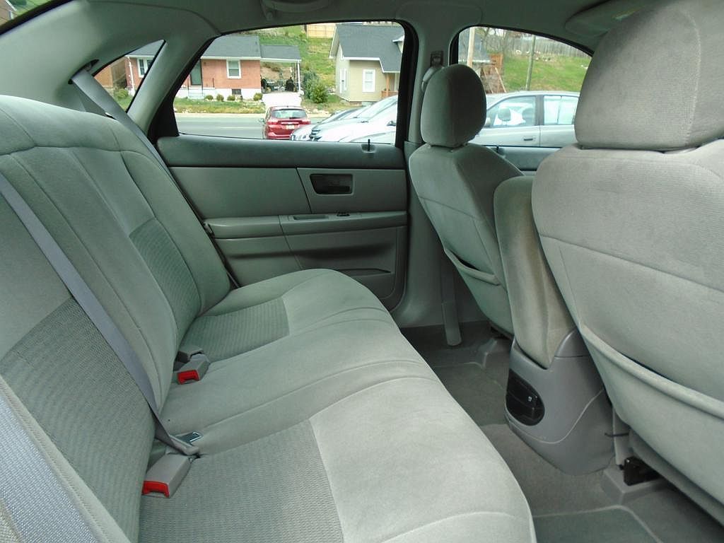 2007 Ford Taurus SE image 10