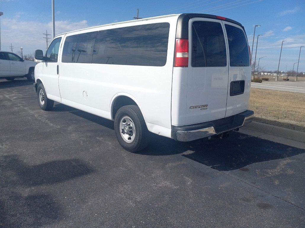 2014 Chevrolet Express 3500 image 2