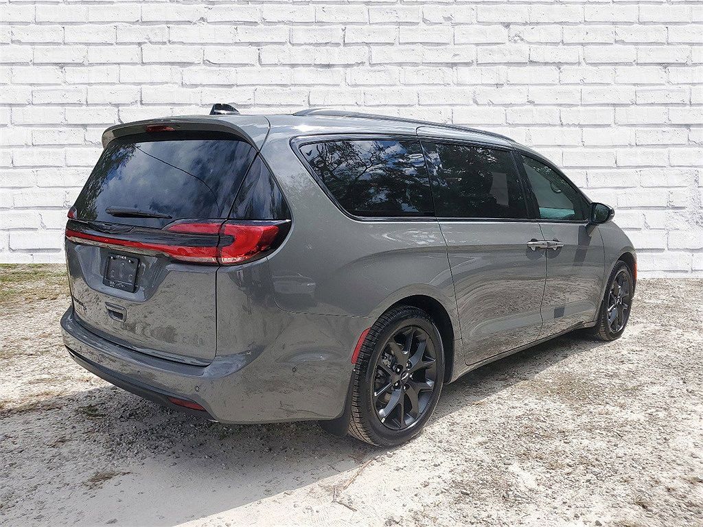 2023 Chrysler Pacifica Touring-L image 1
