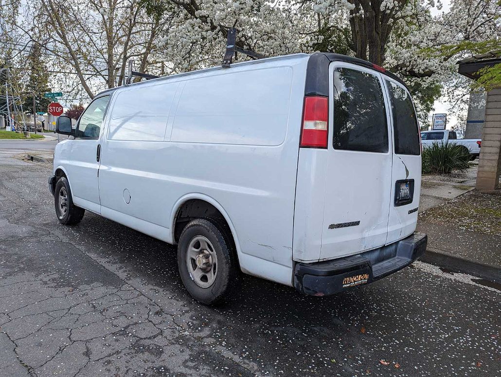 2004 Chevrolet Express 1500 image 2