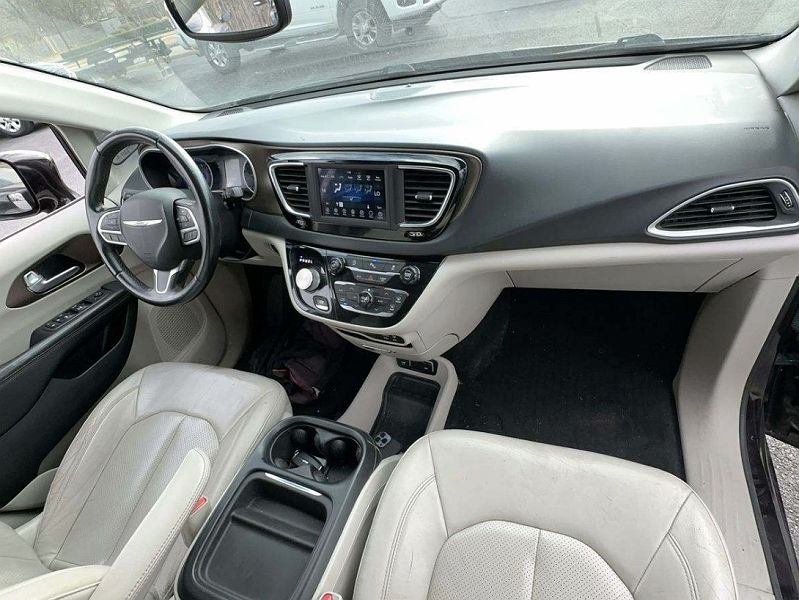 2018 Chrysler Pacifica Touring-L image 4