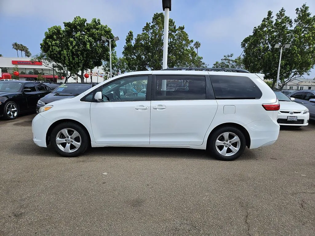 2015 Toyota Sienna LE image 2