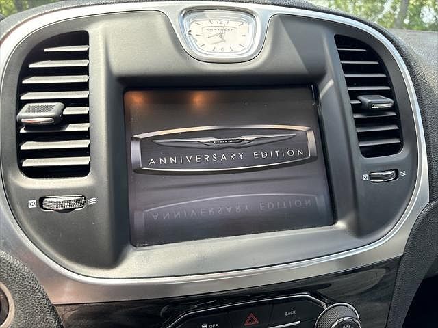 2016 Chrysler 300 null image 14