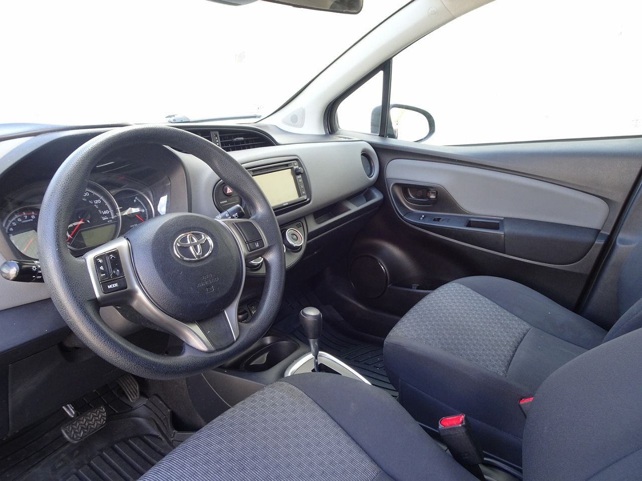 2017 Toyota Yaris SE image 9