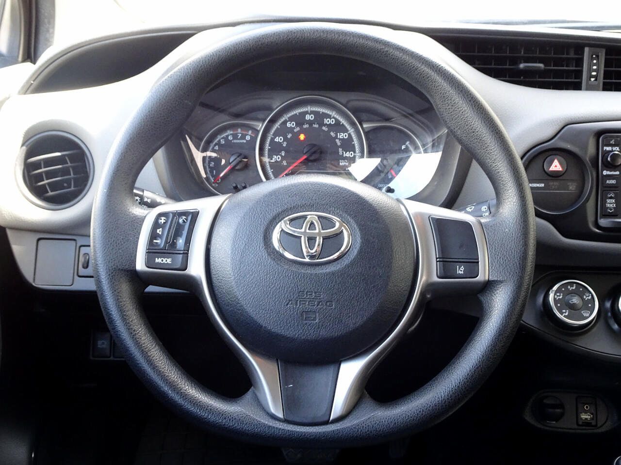 2017 Toyota Yaris SE image 15
