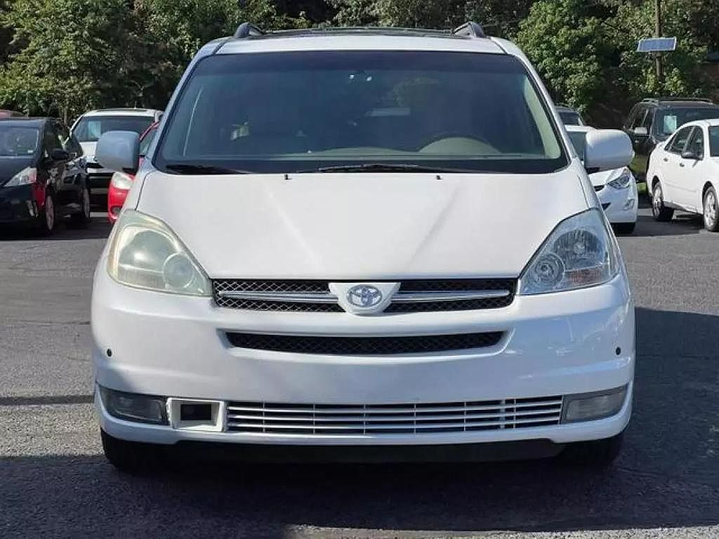 2004 Toyota Sienna XLE Limited image 2