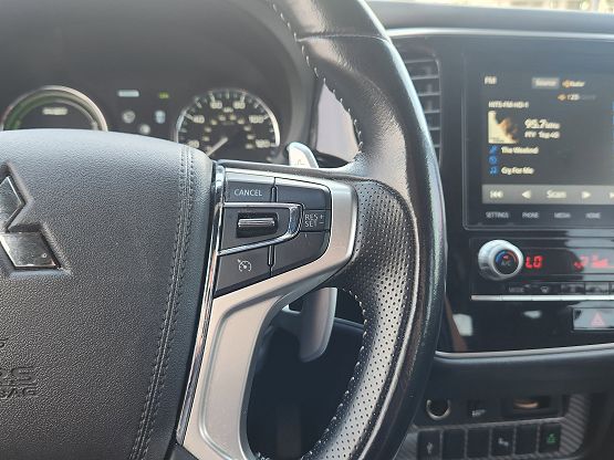 2020 Mitsubishi Outlander PHEV SEL photo 3
