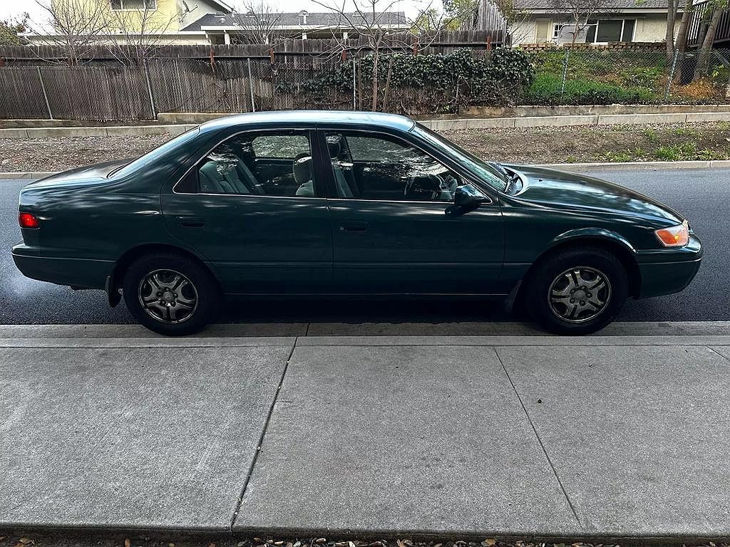 1997 Toyota Camry LE image 9