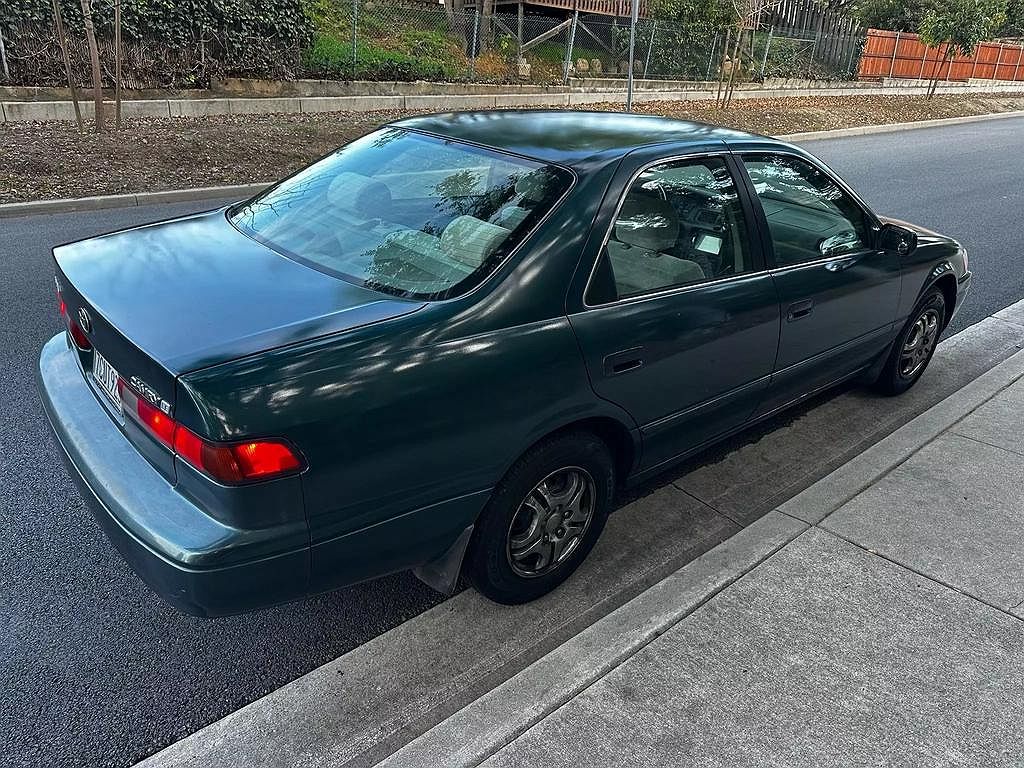 1997 Toyota Camry LE image 8