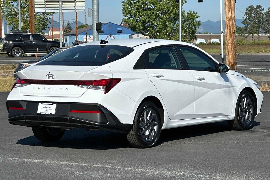 2024 Hyundai Elantra SEL image 3