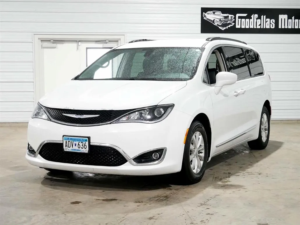 2017 Chrysler Pacifica Touring-L image 0