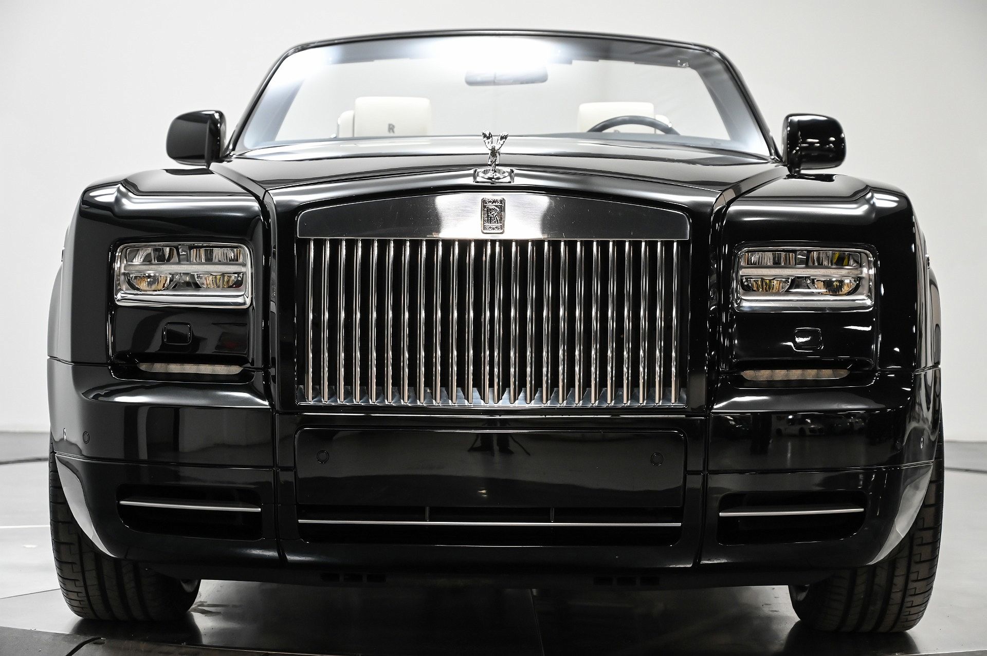 2015 Rolls-Royce Phantom Drophead image 12