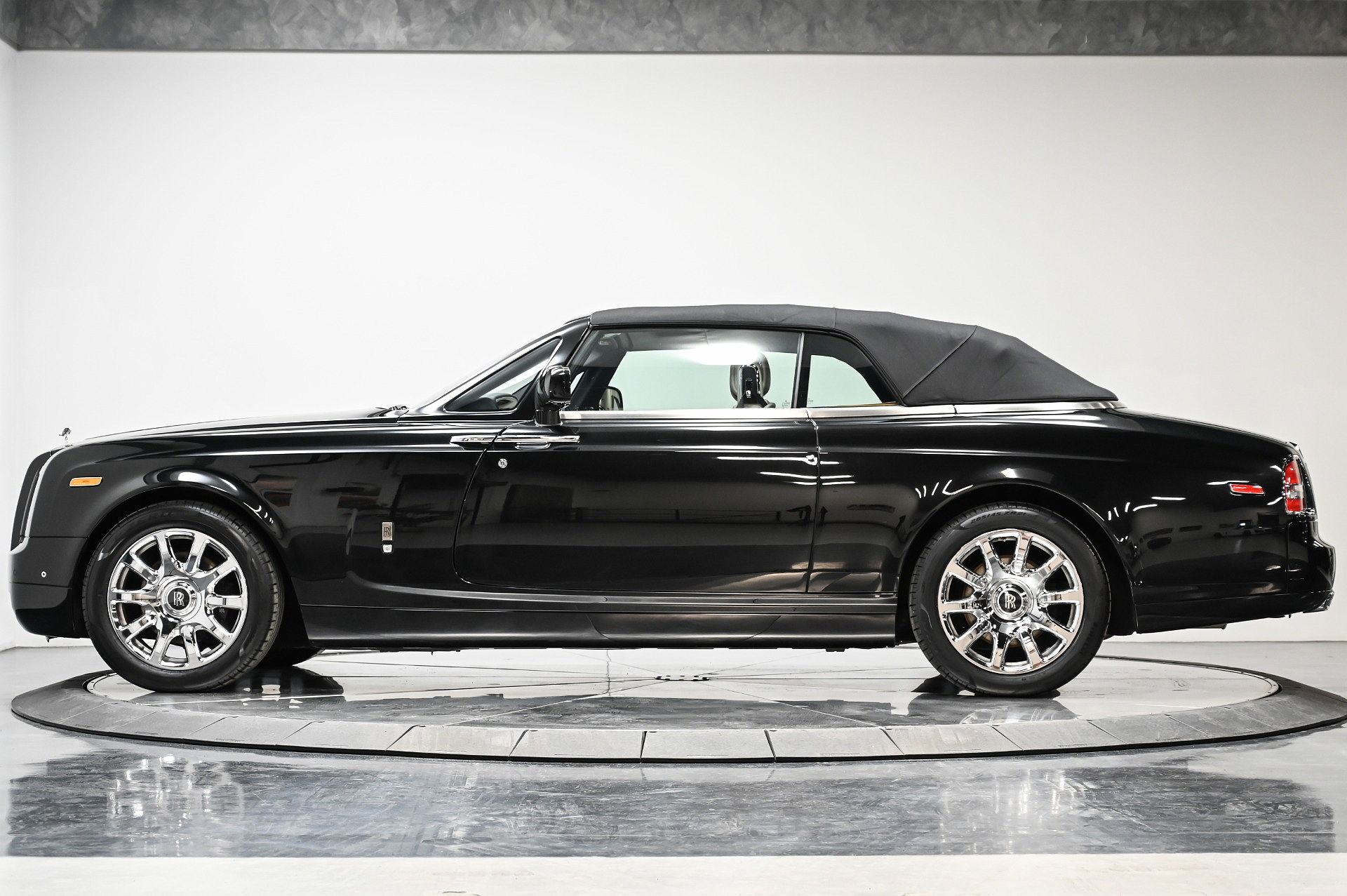 2015 Rolls-Royce Phantom Drophead image 15