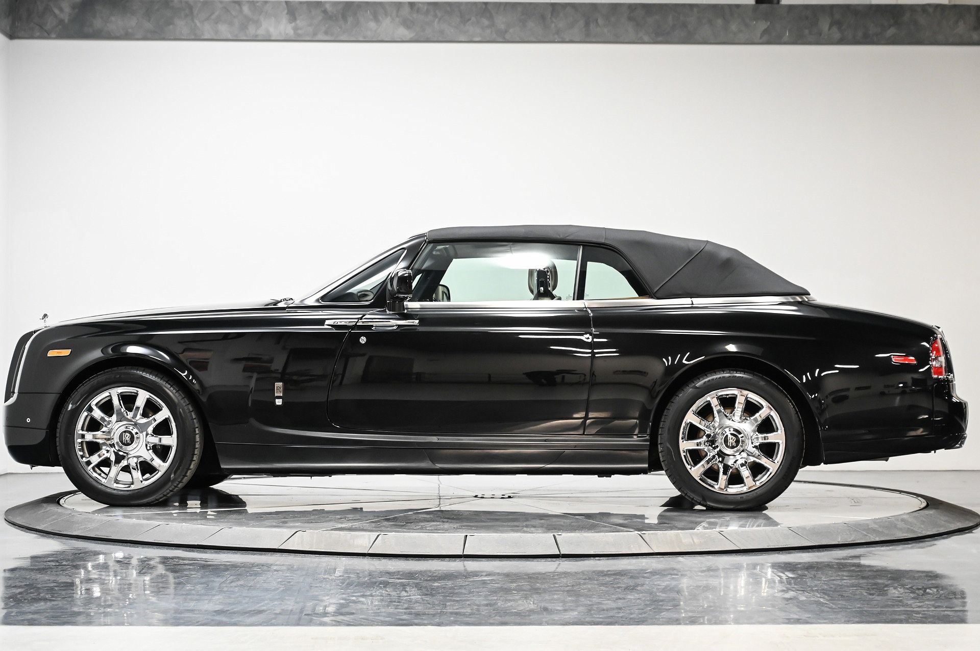 2015 Rolls-Royce Phantom Drophead image 16