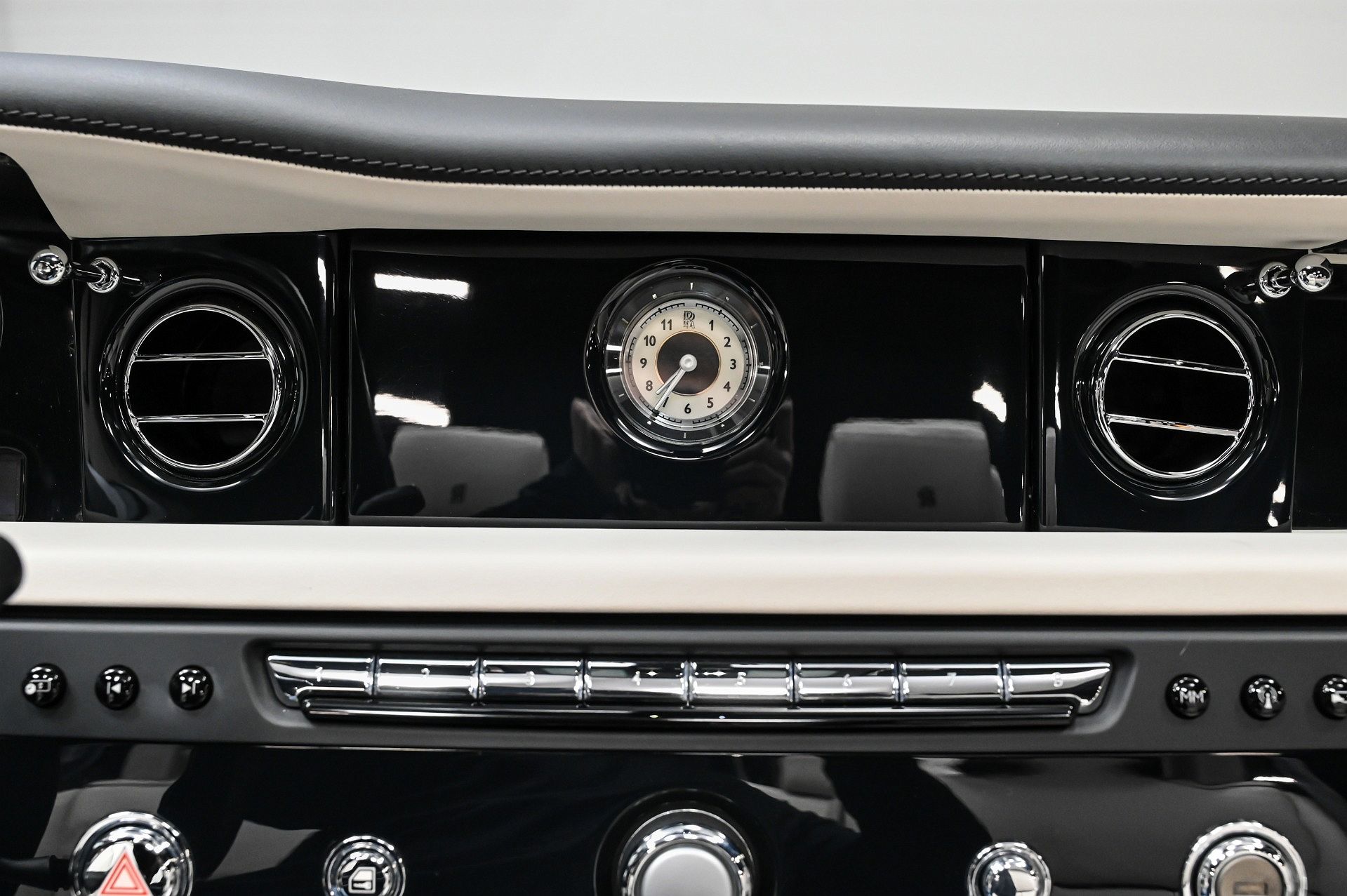 2015 Rolls-Royce Phantom Drophead image 38