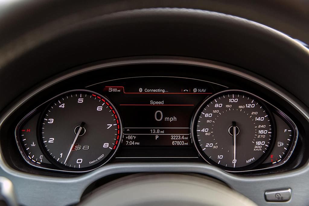 2015 Audi S8 null image 10