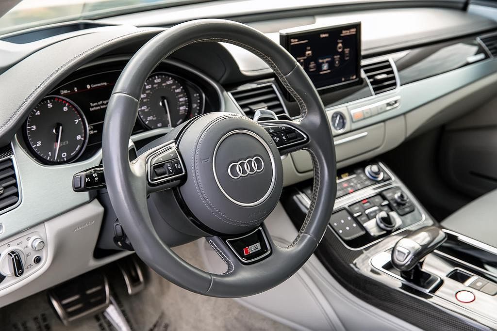 2015 Audi S8 null image 14