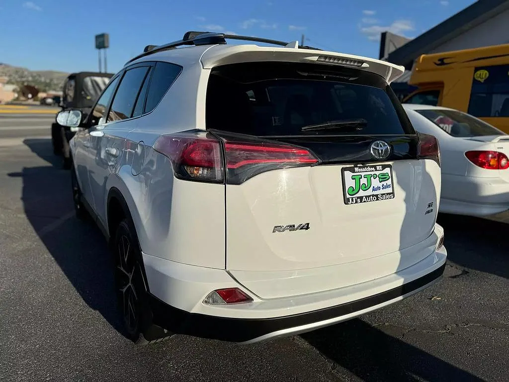 2016 Toyota RAV4 SE image 4