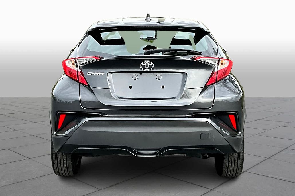 2021 Toyota C-HR LE image 3