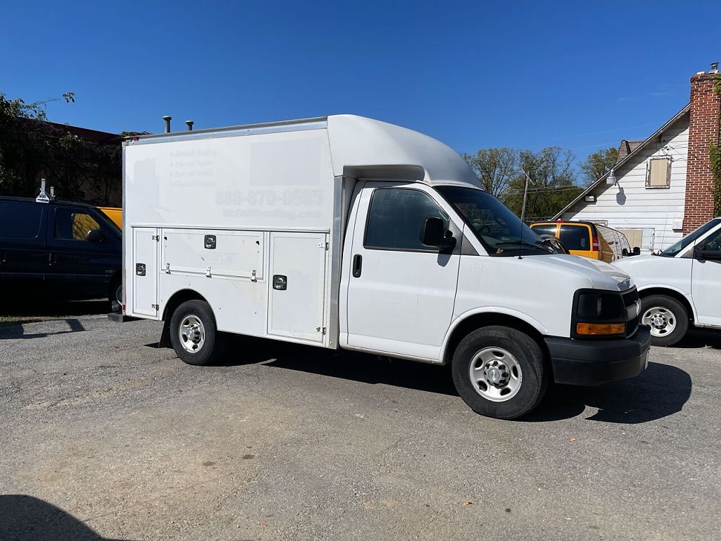 2016 Chevrolet Express 3500 image 1