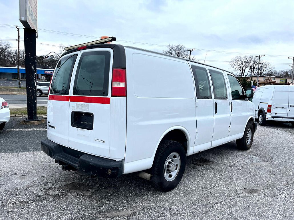 2010 Chevrolet Express 2500 image 5