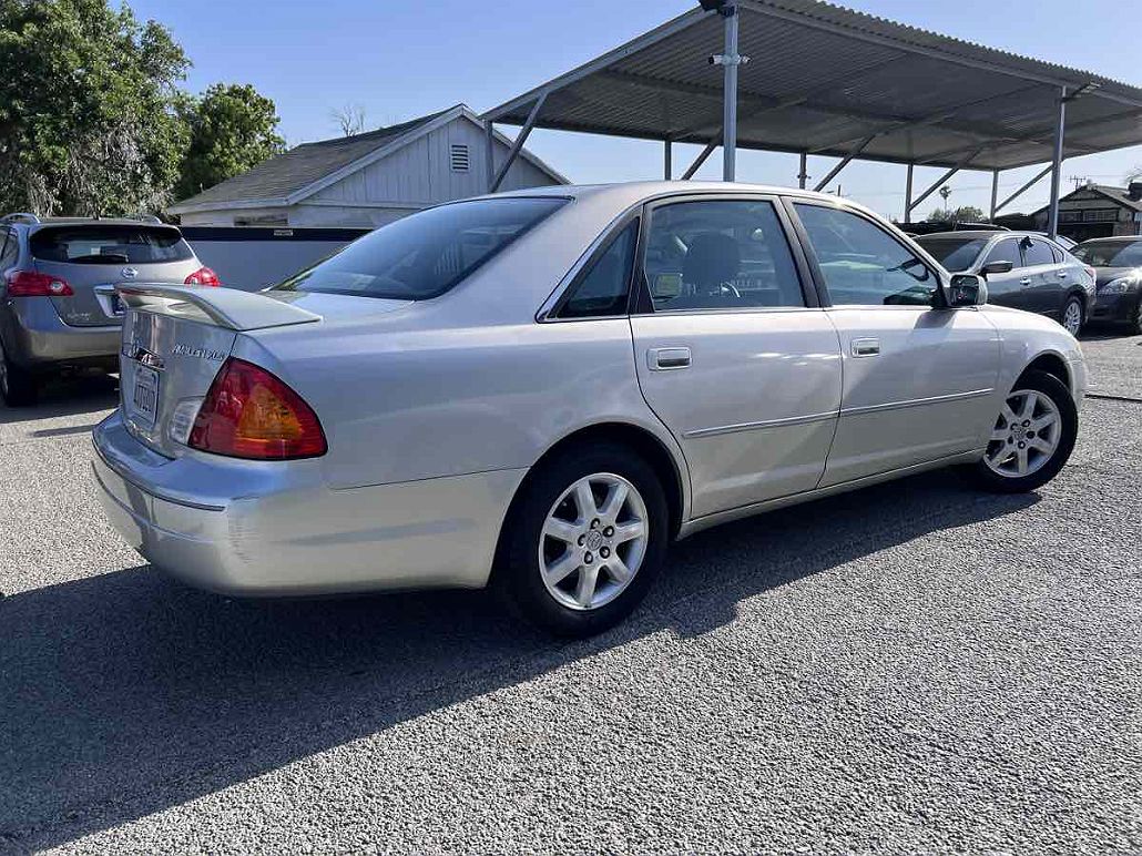 2001 Toyota Avalon XL image 3