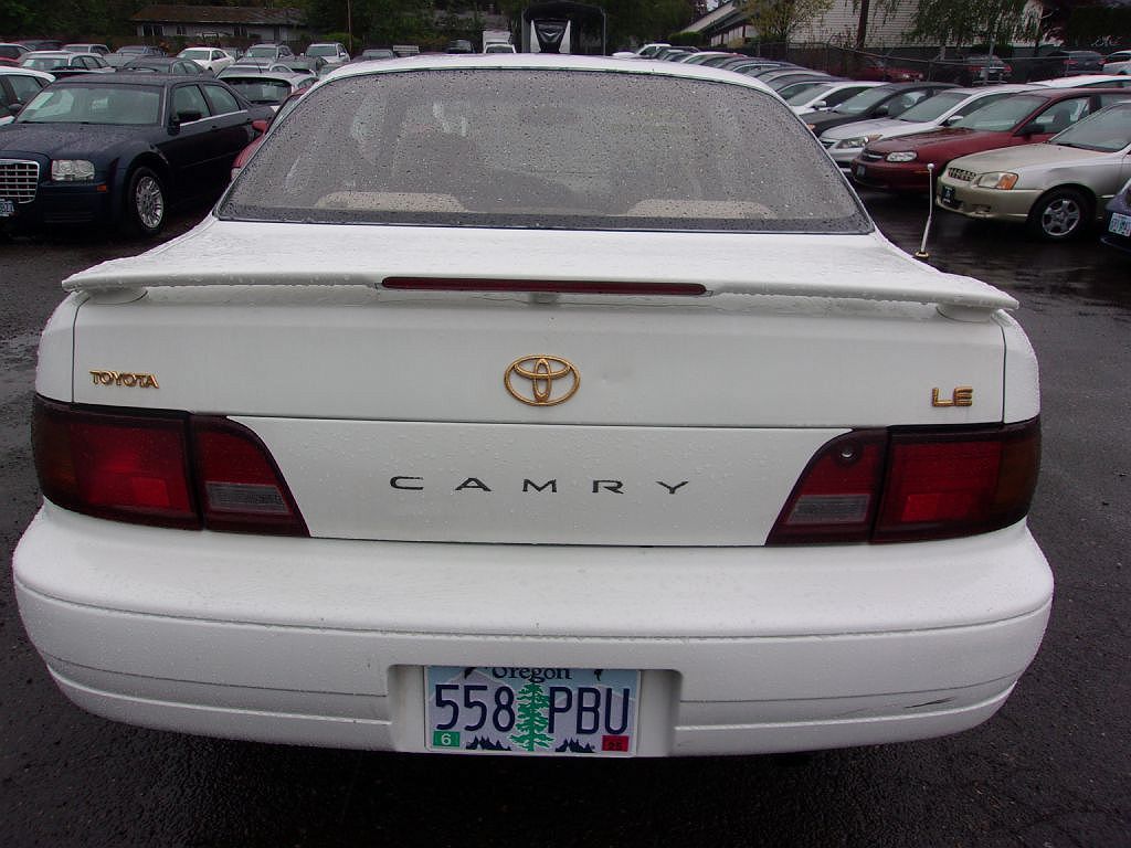 1996 Toyota Camry DX image 3