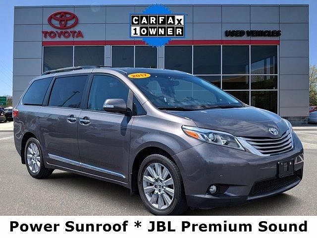 2017 Toyota Sienna Limited image 0