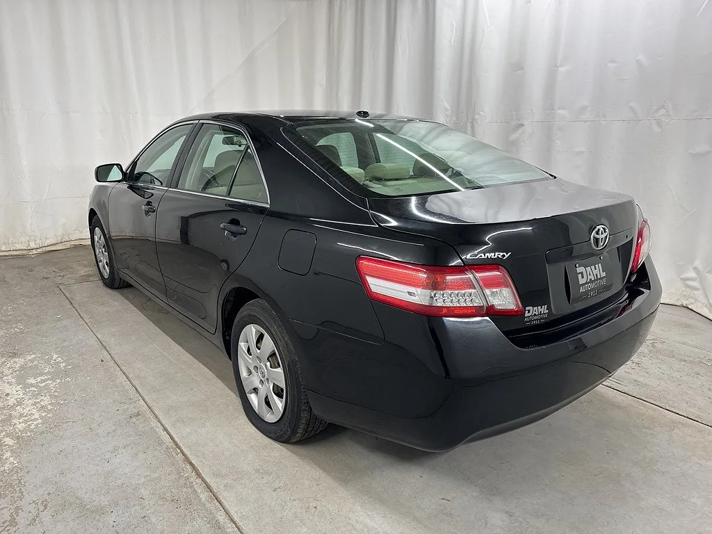 2010 Toyota Camry LE image 5