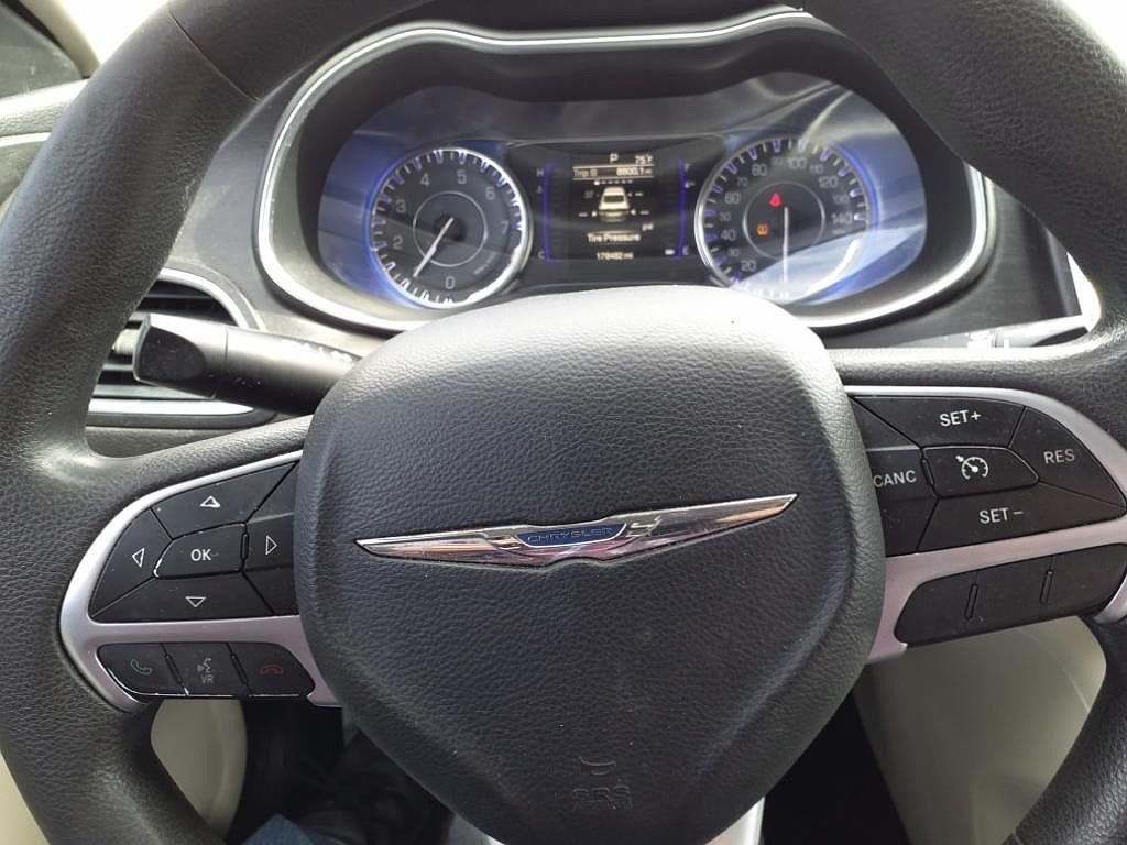 2015 Chrysler 200 Limited image 18