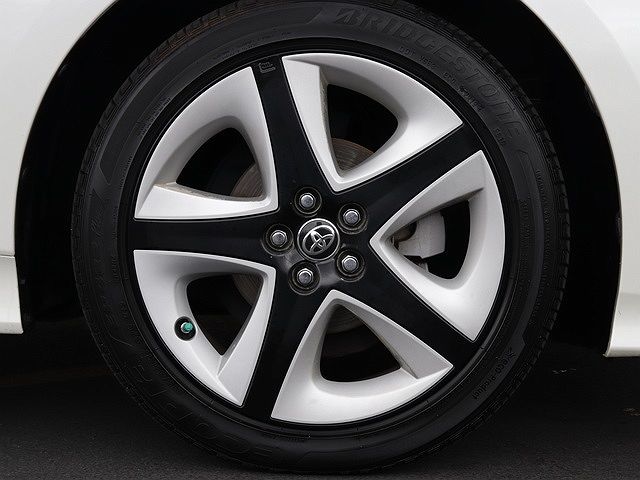2016 Toyota Prius Three image 2