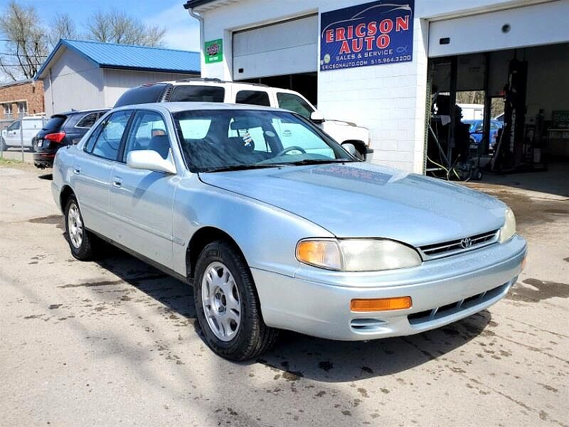 1995 Toyota Camry LE image 1