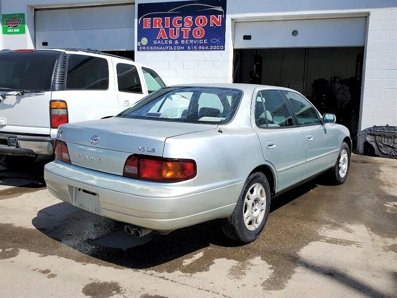 1995 Toyota Camry LE image 2