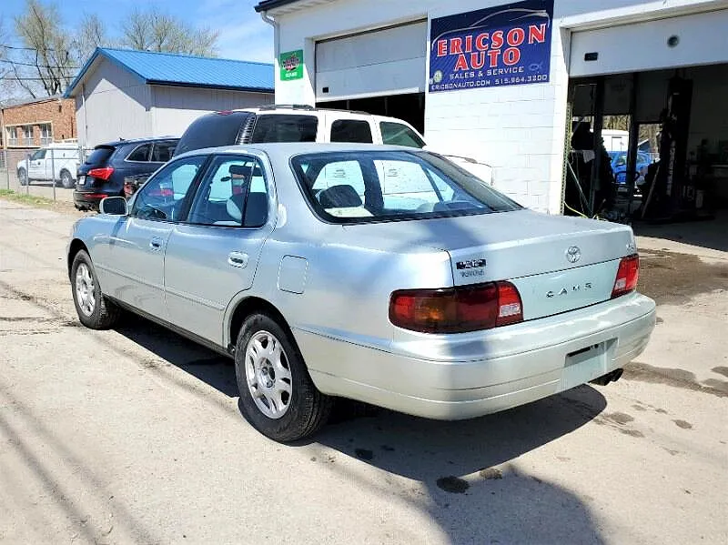 1995 Toyota Camry LE image 3