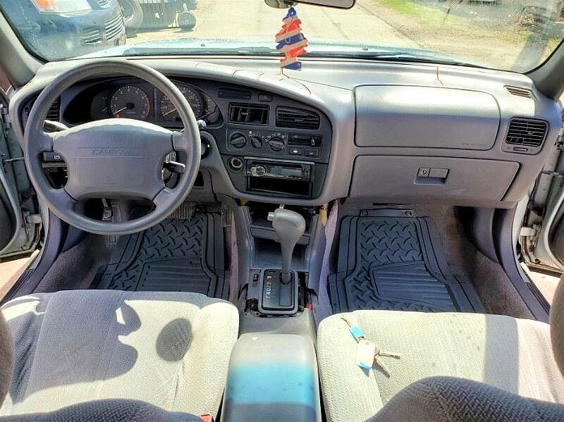 1995 Toyota Camry LE image 5