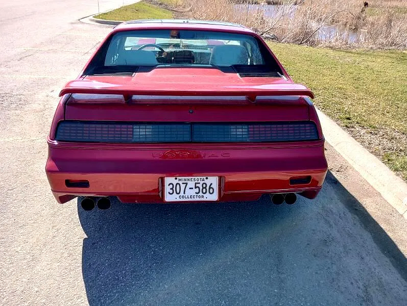 1986 Pontiac Fiero SE image 3